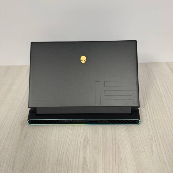 Ігровий ноутбук Dell Alienware m15 R4 / 15.6" (1920x1080) IPS / Intel Core i7-10870H (8 (16) ядер по 2.2 - 5.0 GHz) / 16 GB DDR4 / 512 GB SSD NVMe / nVidia GeForce RTX 3070, 8 GB GDDR6, 256-bit / WebCam - Зображення 3