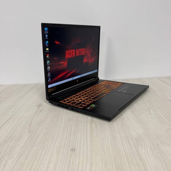 Ігровий ноутбук Acer Nitro V16 ANV16-41-R514 / 16" (1920x1200) IPS / AMD Ryzen 7 8845HS (8 (16) ядер по 3.8 - 5.1 GHz) / 16 GB DDR5 / 1000 GB SSD NVMe / nVidia GeForce RTX 4060, 8 GB GDDR6, 128-bit / WebCam - Зображення 4