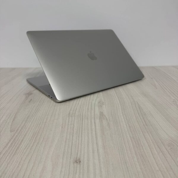 Ультрабук Apple MacBook Pro A1707 (2017) / 15.4" (2880x1800) IPS / Intel Core i7-7920HQ (4 (8) ядра по 3.1 - 4.1 GHz) / 16 GB DDR3 / 500 GB SSD / AMD Radeon Pro 560, 4 GB GDDR5, 128-bit / WebCam / MacOS - Зображення 6