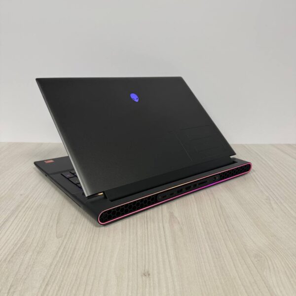 Ігровий ноутбук Dell Alienware m18 R1 / 18" (1920x1200) IPS / AMD Ryzen 9 7845HX (12 (24) ядер по 3.0 - 5.2 GHz) / 32 GB DDR5 / 1000 GB SSD NVMe / nVidia GeForce RTX 4070, 8 GB GDDR6, 128-bit / WebCam - Зображення 6