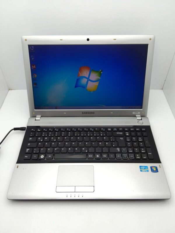 Ноутбук Samsung RV520 / 15.6" (1366x768) TN / Intel Core i5-2410M (2 (4) ядра по 2.3 - 2.9 GHz) / 6 GB DDR3 / 320 GB HDD / Intel HD Graphics 3000 / WebCam - Зображення 2