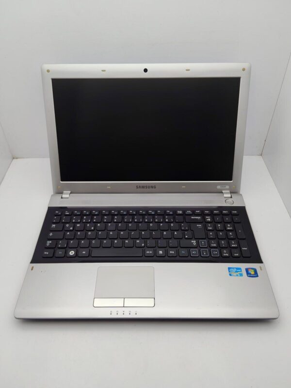 Ноутбук Samsung RV520 / 15.6" (1366x768) TN / Intel Core i5-2410M (2 (4) ядра по 2.3 - 2.9 GHz) / 6 GB DDR3 / 320 GB HDD / Intel HD Graphics 3000 / WebCam - Зображення 3