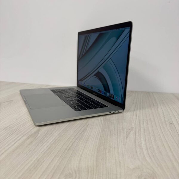 Ультрабук Apple MacBook Pro A1707 (2017) / 15.4" (2880x1800) IPS / Intel Core i7-7920HQ (4 (8) ядра по 3.1 - 4.1 GHz) / 16 GB DDR3 / 500 GB SSD / AMD Radeon Pro 560, 4 GB GDDR5, 128-bit / WebCam / MacOS - Зображення 5