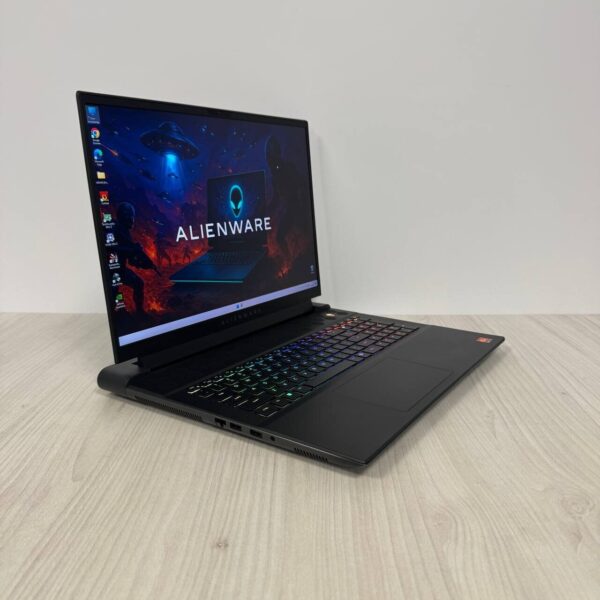 Ігровий ноутбук Dell Alienware m18 R1 / 18" (1920x1200) IPS / AMD Ryzen 9 7845HX (12 (24) ядер по 3.0 - 5.2 GHz) / 32 GB DDR5 / 1000 GB SSD NVMe / nVidia GeForce RTX 4070, 8 GB GDDR6, 128-bit / WebCam - Зображення 4
