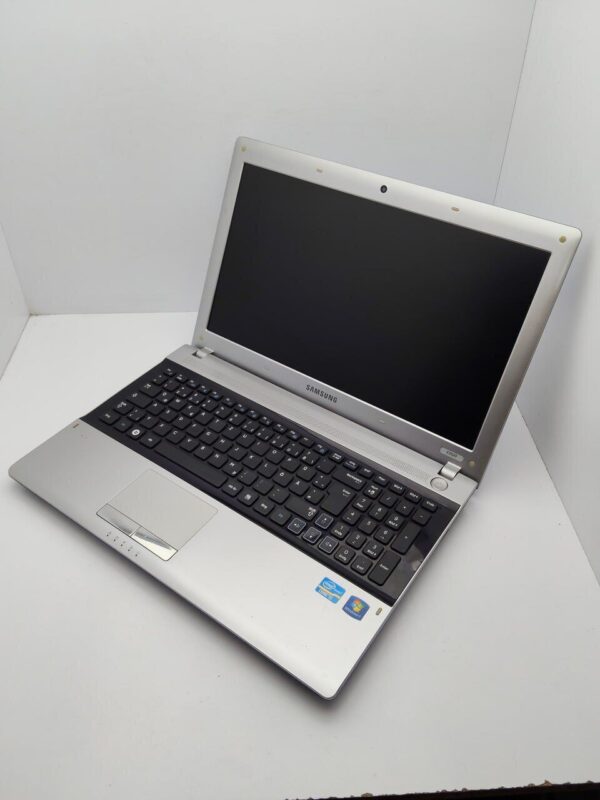 Ноутбук Samsung RV520 / 15.6" (1366x768) TN / Intel Core i5-2410M (2 (4) ядра по 2.3 - 2.9 GHz) / 6 GB DDR3 / 320 GB HDD / Intel HD Graphics 3000 / WebCam - Зображення 5