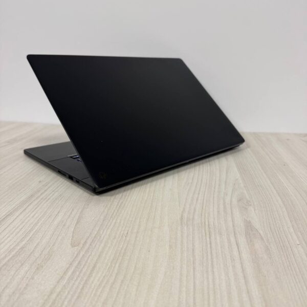 Ігровий ноутбук Б-клас Asus ProArt Studiobook P16 H7606WI / 16" (3840x2400) OLED Touch / AMD Ryzen AI 9 HX 370 (12 (24) ядер по 2.0 - 5.1 GHz) / 64 GB DDR5 / 2000 GB SSD NVMe / nVidia GeForce RTX 4070, 8 GB GDDR6, 128-bit - Зображення 6