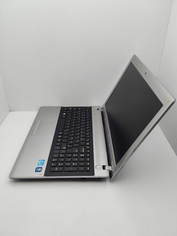 Ноутбук Samsung RV520 / 15.6" (1366x768) TN / Intel Core i5-2410M (2 (4) ядра по 2.3 - 2.9 GHz) / 6 GB DDR3 / 320 GB HDD / Intel HD Graphics 3000 / WebCam - Зображення 7