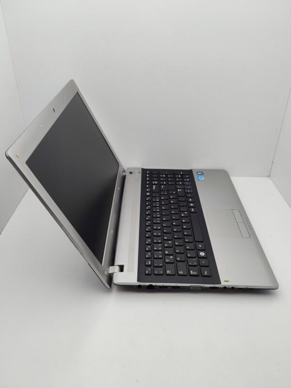 Ноутбук Samsung RV520 / 15.6" (1366x768) TN / Intel Core i5-2410M (2 (4) ядра по 2.3 - 2.9 GHz) / 6 GB DDR3 / 320 GB HDD / Intel HD Graphics 3000 / WebCam - Зображення 6