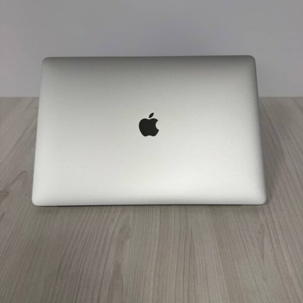 Ультрабук Apple MacBook Pro A1707 (2017) / 15.4" (2880x1800) IPS / Intel Core i7-7920HQ (4 (8) ядра по 3.1 - 4.1 GHz) / 16 GB DDR3 / 500 GB SSD / AMD Radeon Pro 560, 4 GB GDDR5, 128-bit / WebCam / MacOS - Зображення 3