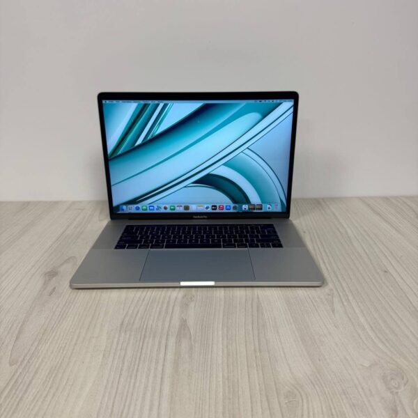 Ультрабук Apple MacBook Pro A1707 (2017) / 15.4" (2880x1800) IPS / Intel Core i7-7920HQ (4 (8) ядра по 3.1 - 4.1 GHz) / 16 GB DDR3 / 500 GB SSD / AMD Radeon Pro 560, 4 GB GDDR5, 128-bit / WebCam / MacOS - Зображення 2