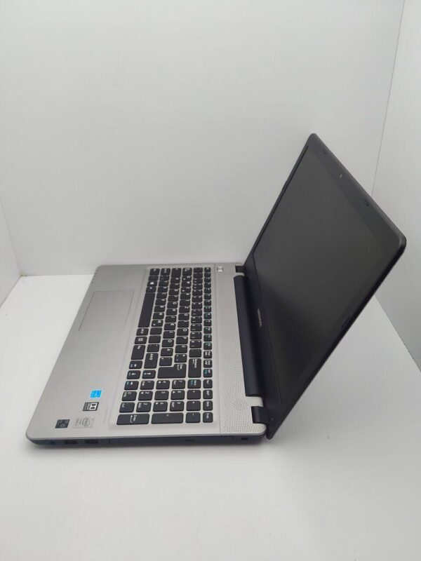 Ноутбук Б-клас Acer Medion E6418 / 15.6" (1366x768) TN / Intel Core i5-5257U (2 (4) ядра по 2.7 - 3.1 GHz) / 6 GB DDR3 / 120 GB SSD / Intel Iris Graphics 6100 / WebCam / DVD-ROM / АКБ не тримає - Зображення 7