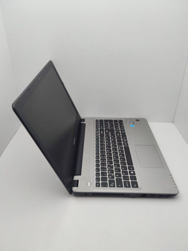 Ноутбук Б-клас Acer Medion E6418 / 15.6" (1366x768) TN / Intel Core i5-5257U (2 (4) ядра по 2.7 - 3.1 GHz) / 6 GB DDR3 / 120 GB SSD / Intel Iris Graphics 6100 / WebCam / DVD-ROM / АКБ не тримає - Зображення 6