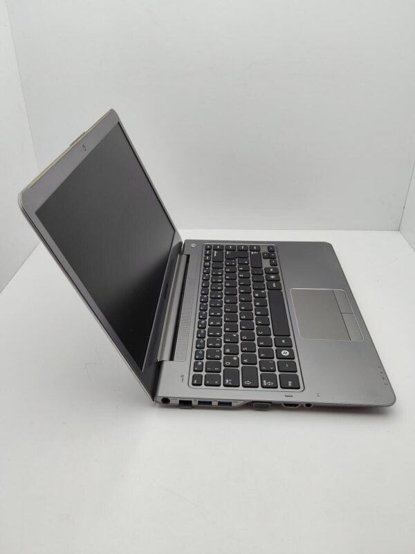 Ноутбук Samsung NP535U / 14" (1366x768) TN / AMD A6-4455M (2 (4) ядра по 2.1 - 2.6 GHz) / 8 GB DDR3 / 500 GB HDD / AMD Radeon HD 7550M, 1 GB GDDR3, 64-bit / WebCam - Зображення 6