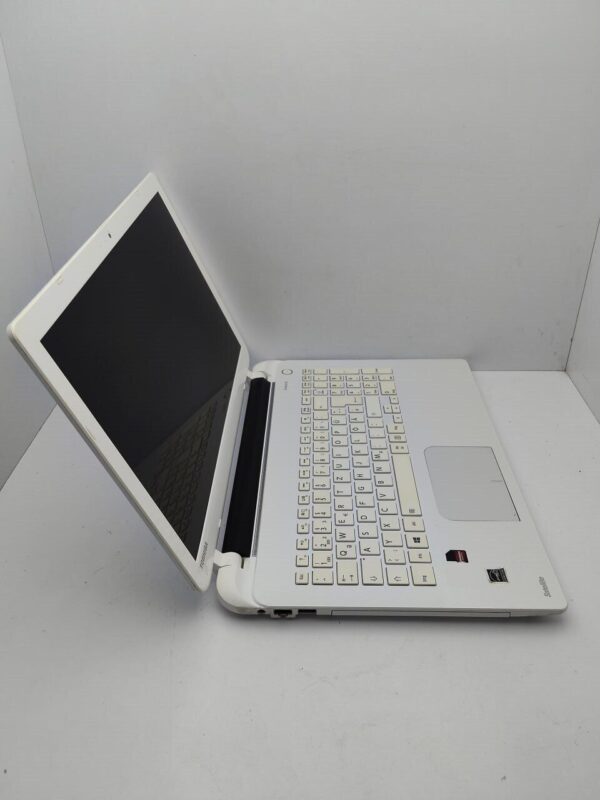 Ноутбук Toshiba Satellite L50 / 15.6" (1366x768) TN / Intel Core i5-5200U (2 (4) ядра по 2.2 - 2.7 GHz) / 8 GB DDR3 / 500 GB HDD / Intel HD Graphics 5500 / WebCam - Зображення 4