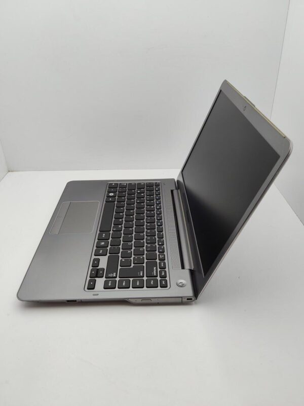 Ноутбук Samsung NP535U / 14" (1366x768) TN / AMD A6-4455M (2 (4) ядра по 2.1 - 2.6 GHz) / 8 GB DDR3 / 500 GB HDD / AMD Radeon HD 7550M, 1 GB GDDR3, 64-bit / WebCam - Зображення 7
