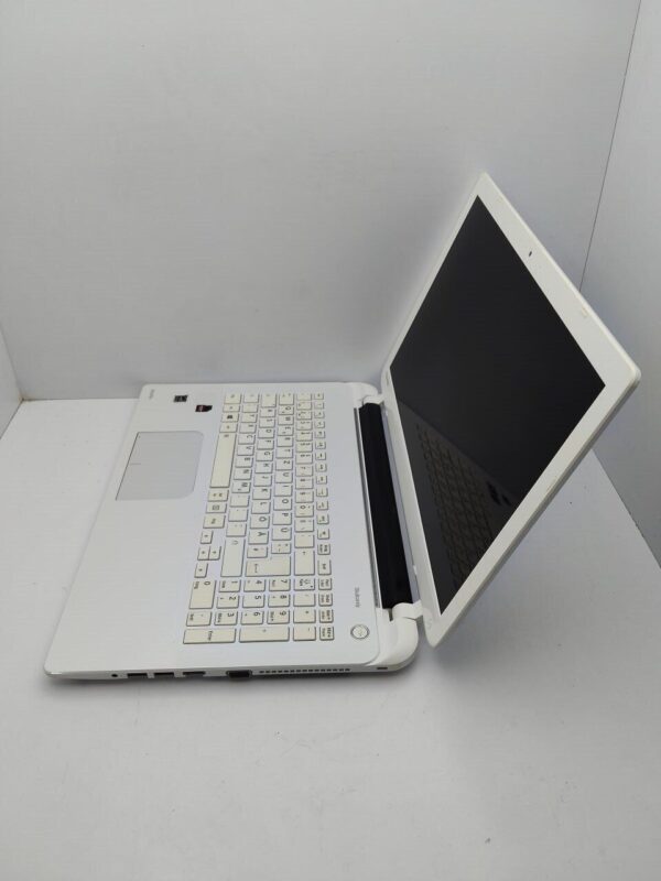 Ноутбук Toshiba Satellite L50 / 15.6" (1366x768) TN / Intel Core i5-5200U (2 (4) ядра по 2.2 - 2.7 GHz) / 8 GB DDR3 / 500 GB HDD / Intel HD Graphics 5500 / WebCam - Зображення 5