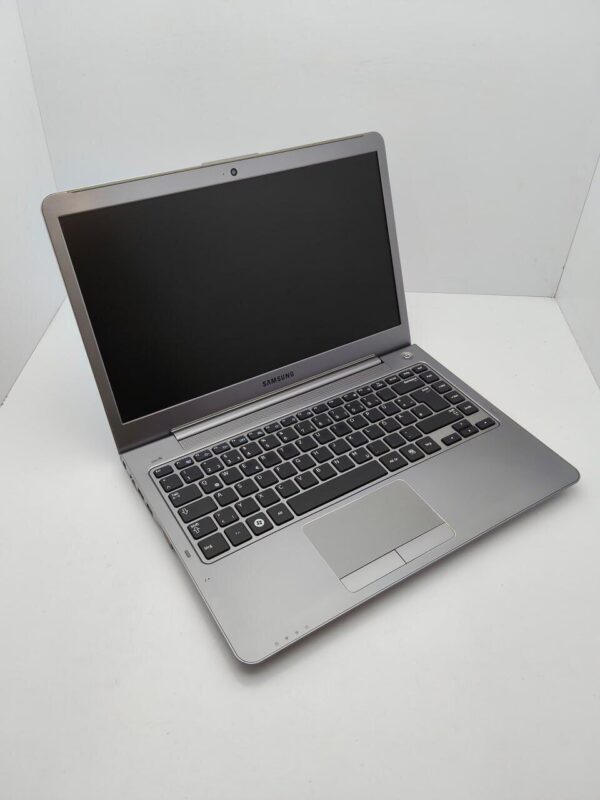 Ноутбук Samsung NP535U / 14" (1366x768) TN / AMD A6-4455M (2 (4) ядра по 2.1 - 2.6 GHz) / 8 GB DDR3 / 500 GB HDD / AMD Radeon HD 7550M, 1 GB GDDR3, 64-bit / WebCam - Зображення 4