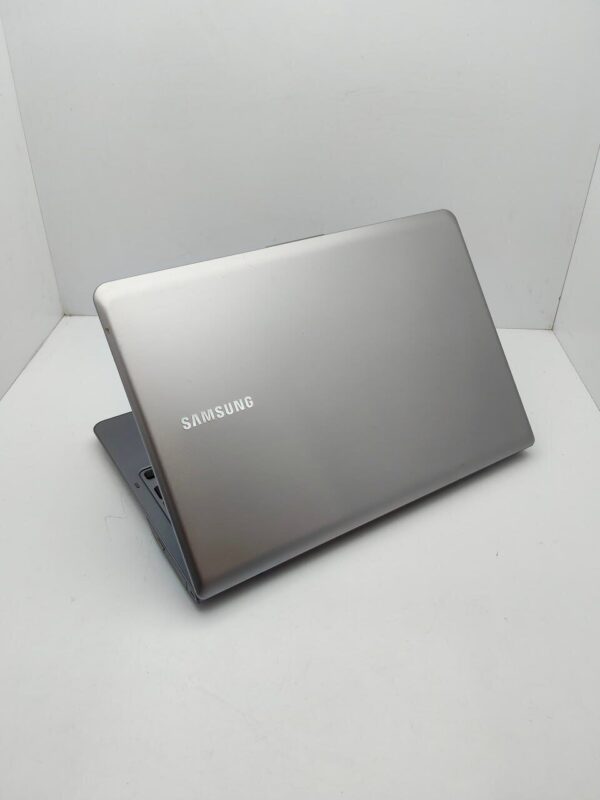 Ноутбук Samsung NP535U / 14" (1366x768) TN / AMD A6-4455M (2 (4) ядра по 2.1 - 2.6 GHz) / 8 GB DDR3 / 500 GB HDD / AMD Radeon HD 7550M, 1 GB GDDR3, 64-bit / WebCam - Зображення 8