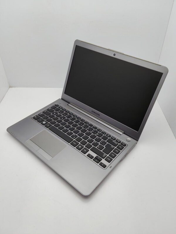 Ноутбук Samsung NP535U / 14" (1366x768) TN / AMD A6-4455M (2 (4) ядра по 2.1 - 2.6 GHz) / 8 GB DDR3 / 500 GB HDD / AMD Radeon HD 7550M, 1 GB GDDR3, 64-bit / WebCam - Зображення 5