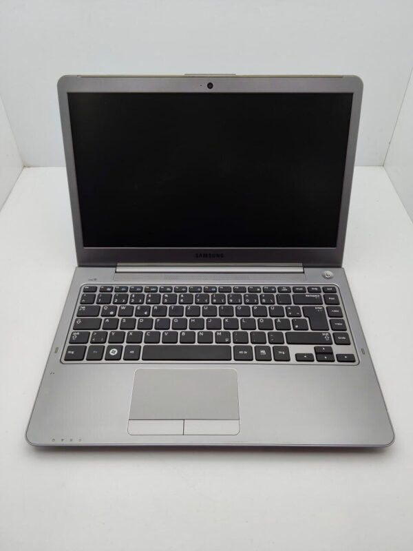 Ноутбук Samsung NP535U / 14" (1366x768) TN / AMD A6-4455M (2 (4) ядра по 2.1 - 2.6 GHz) / 8 GB DDR3 / 500 GB HDD / AMD Radeon HD 7550M, 1 GB GDDR3, 64-bit / WebCam - Зображення 3