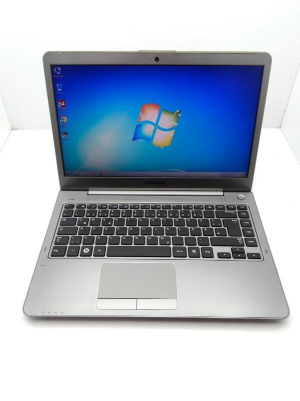 Ноутбук Samsung NP535U / 14" (1366x768) TN / AMD A6-4455M (2 (4) ядра по 2.1 - 2.6 GHz) / 8 GB DDR3 / 500 GB HDD / AMD Radeon HD 7550M, 1 GB GDDR3, 64-bit / WebCam - Зображення 2