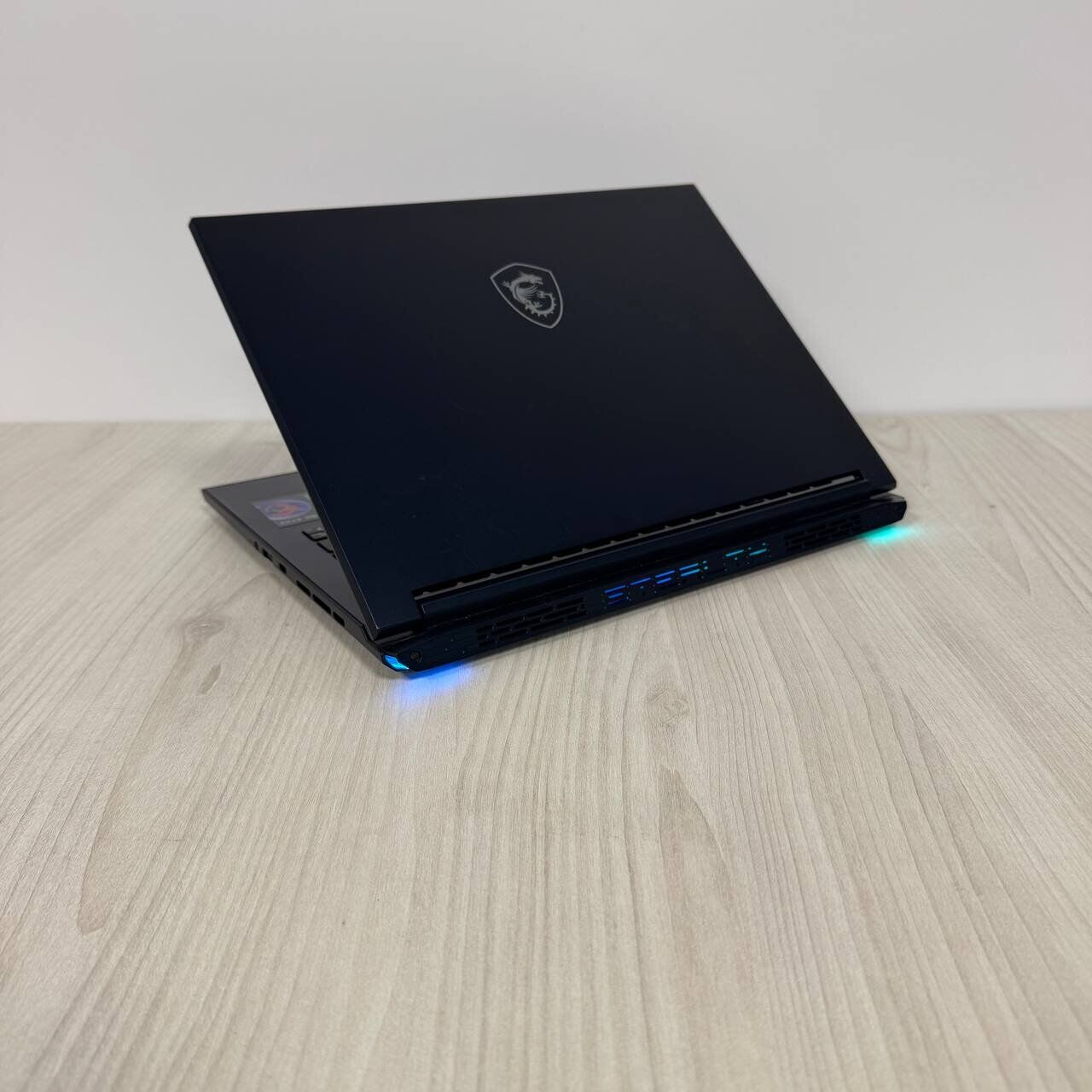 Ігровий ноутбук Б-клас Gigabyte Aorus 7 9KF / 17.3" (1920x1080) IPS / Intel Core i5-12500H (12 (16) ядер по 3.3 - 4.5 GHz) / 16 GB DDR4 / 512 GB SSD NVMe / nVidia GeForce RTX 4060, 8 GB GDDR6, 128-bit / WebCam - Зображення 6