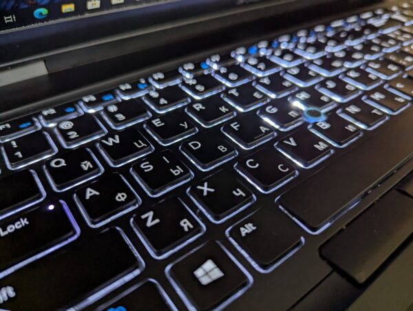 Ноутбук Б-клас Dell Latitude 5580 / 15.6" (1920x1080) IPS / Intel Core i5-7300U (2 (4) ядра по 2.6 - 3.5 GHz) / 8 GB DDR4 / 240 GB SSD / Intel HD Graphics 620 / WebCam / HDMI / Windows 10 - Зображення 7