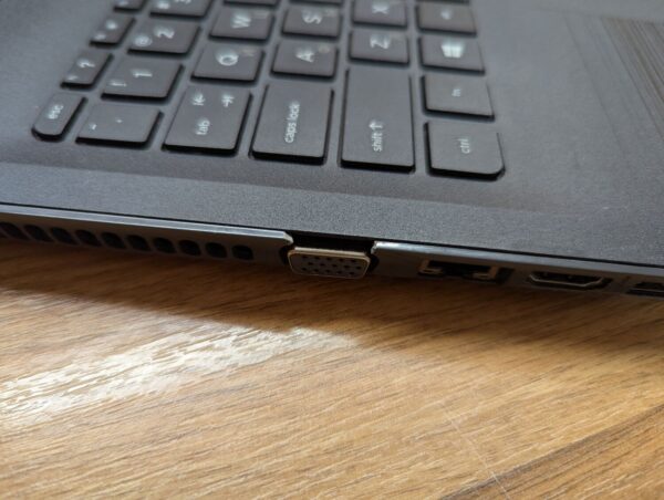 Ноутбук Б-клас HP 255 G5 / 15.6" (1366x768) TN / AMD A6-7310 (4 ядра по 2.0 - 2.4 GHz) / 8 GB DDR3 / 240 GB SSD / AMD Radeon R4 Graphics / WebCam / Windows 10 - Зображення 3