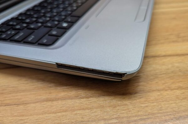 Ноутбук Б-клас HP ProBook 640 G2 / 14" (1920x1080) IPS / Intel Core i7-6600U (2 (4) ядра по 2.6 - 3.4 GHz) / 8 GB DDR4 / 180 GB SSD / Intel HD Graphics 520 / WebCam / Fingerprint / Windows 10 - Зображення 3