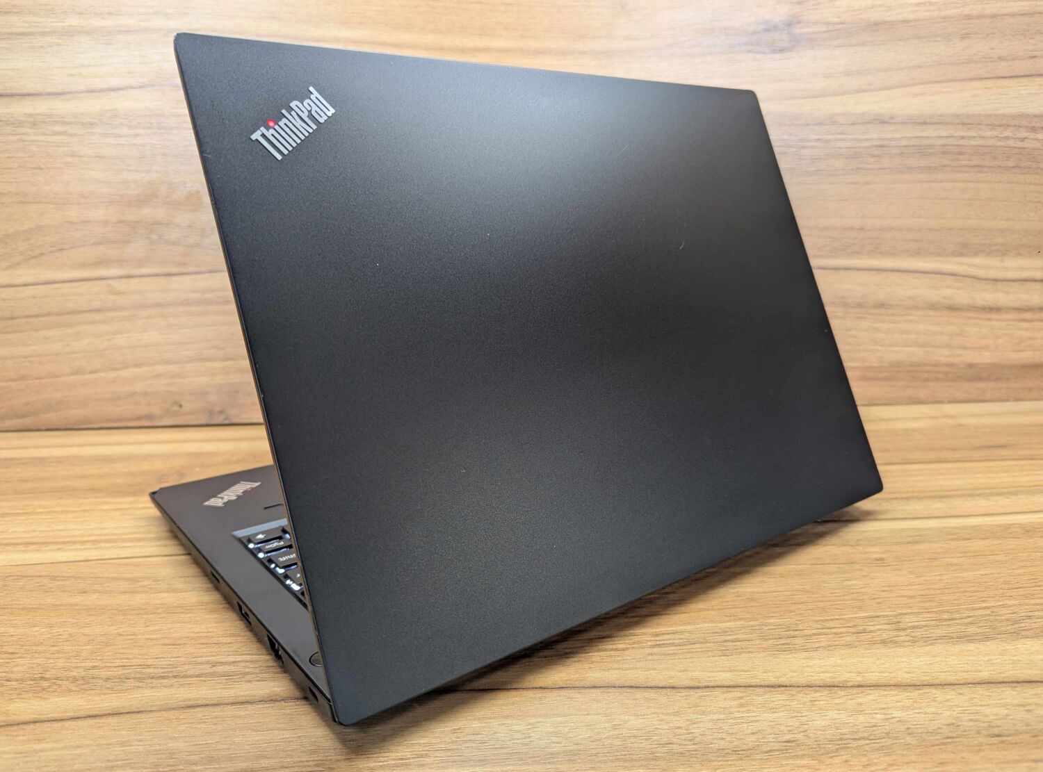Ноутбук Б-клас Lenovo ThinkPad E490 / 14" (1920x1080) IPS / Intel Core i5-8265U (4 (8) ядра по 1.6 - 3.9 GHz) / 16 GB DDR4 / 480 GB SSD / Intel UHD Graphics 620 / WebCam / TouchID / Windows 10 - Зображення 8