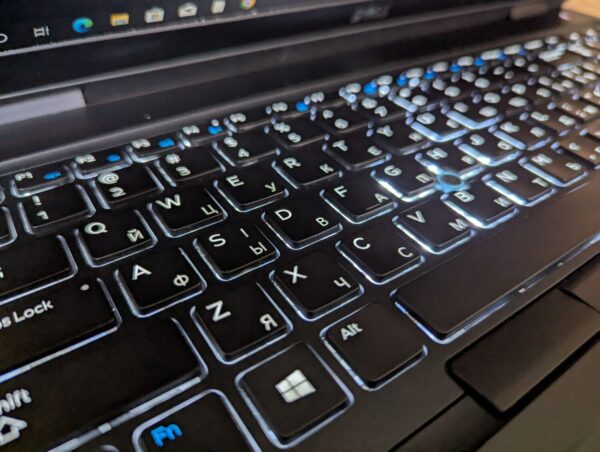 Ноутбук Dell Latitude 5580 / 15.6" (1920x1080) IPS / Intel Core i5-7300U (2 (4) ядра по 2.6 - 3.5 GHz) / 8 GB DDR4 / 240 GB SSD / Intel HD Graphics 620 / WebCam / TouchID / Windows 10 - Зображення 6