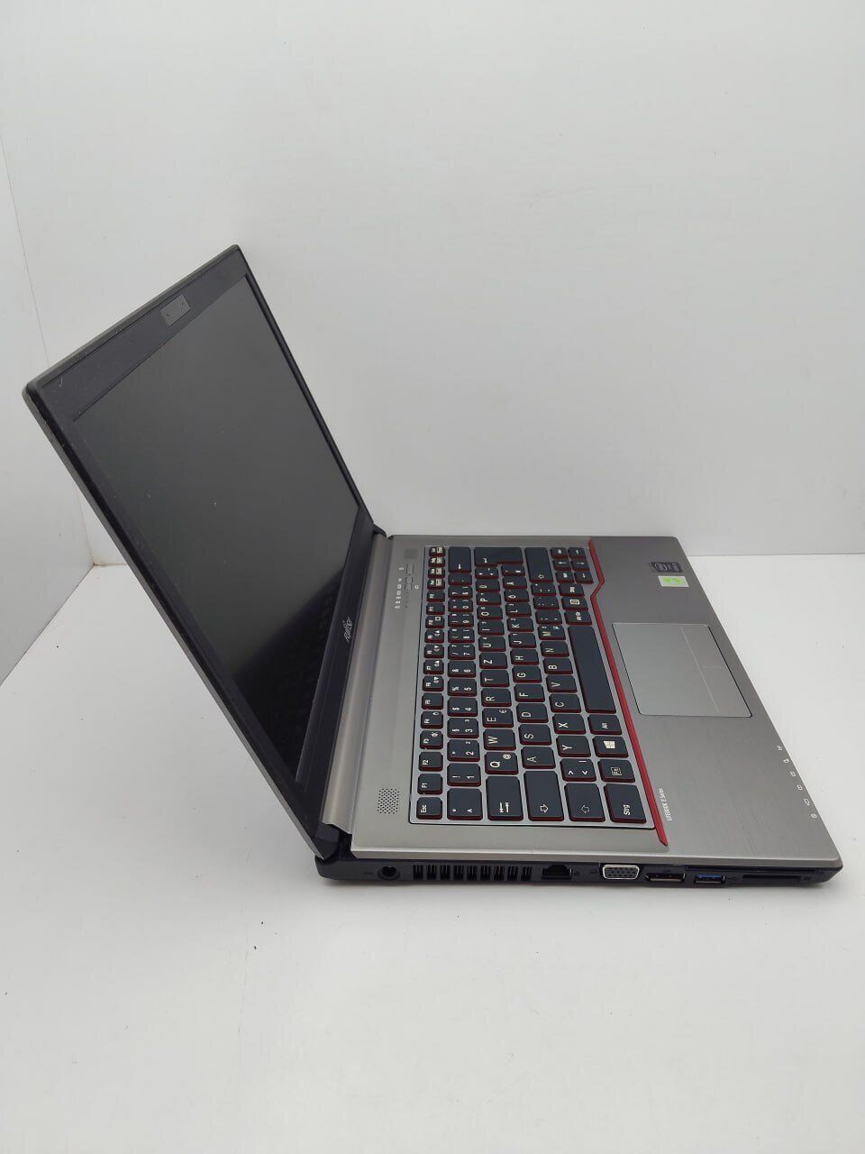 Ноутбук Fujitsu LifeBook E744 / 14" (1600x900) TN / Intel Core i5-4300M (2 (4) ядра по 2.6 - 3.3 GHz) / 8 GB DDR3 / 120 GB SSD / Intel HD Graphics 4600 - Зображення 7