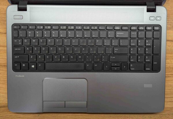 Ноутбук HP ProBook 450 G1 / 15.6" (1366x768) TN / Intel Core i3-4000M (2 (4) ядра по 2.4 GHz) / 8 GB DDR3 / 240 GB SSD / Intel HD Graphics 4600 / WebCam / Fingerprint / Windows 10 - Зображення 3