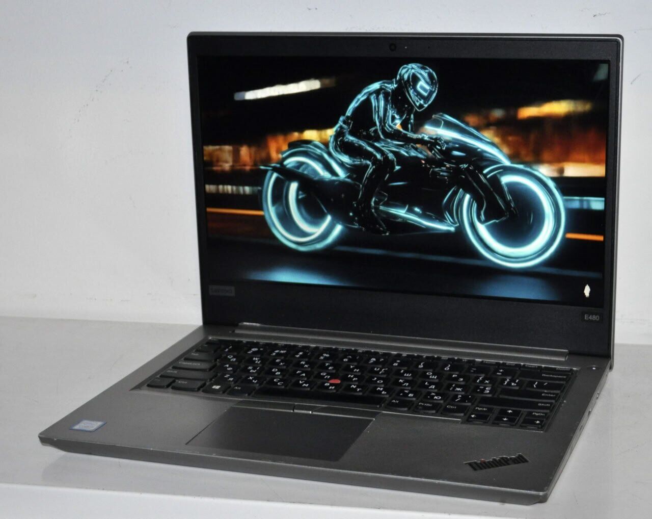 Ноутбук Б-клас Lenovo ThinkPad E480 / 14" (1920x1080) IPS / Intel Core i5-7200U (2 (4) ядра по 2.5 - 3.1 GHz) / 16 GB DDR4 / 480 GB SSD / Intel UHD Graphics 620 / WebCam / Windows 11 Pro - Зображення 3