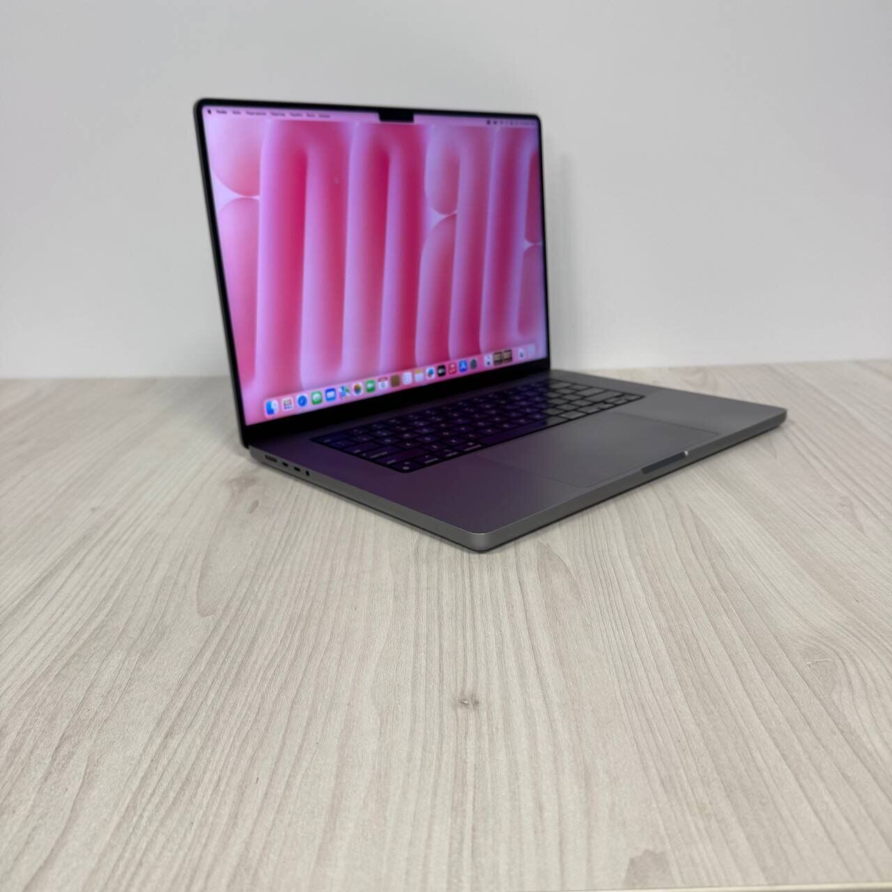 Ультрабук Apple MacBook Pro 16 2021 A2485 / 16.2" (3456x2234) IPS / Apple M1 Pro (10 ядер по 3.2 GHz) / 16 GB DDR5 / 1000 GB SSD / Apple M1 Pro Graphics / WebCam / MacOS - Зображення 4