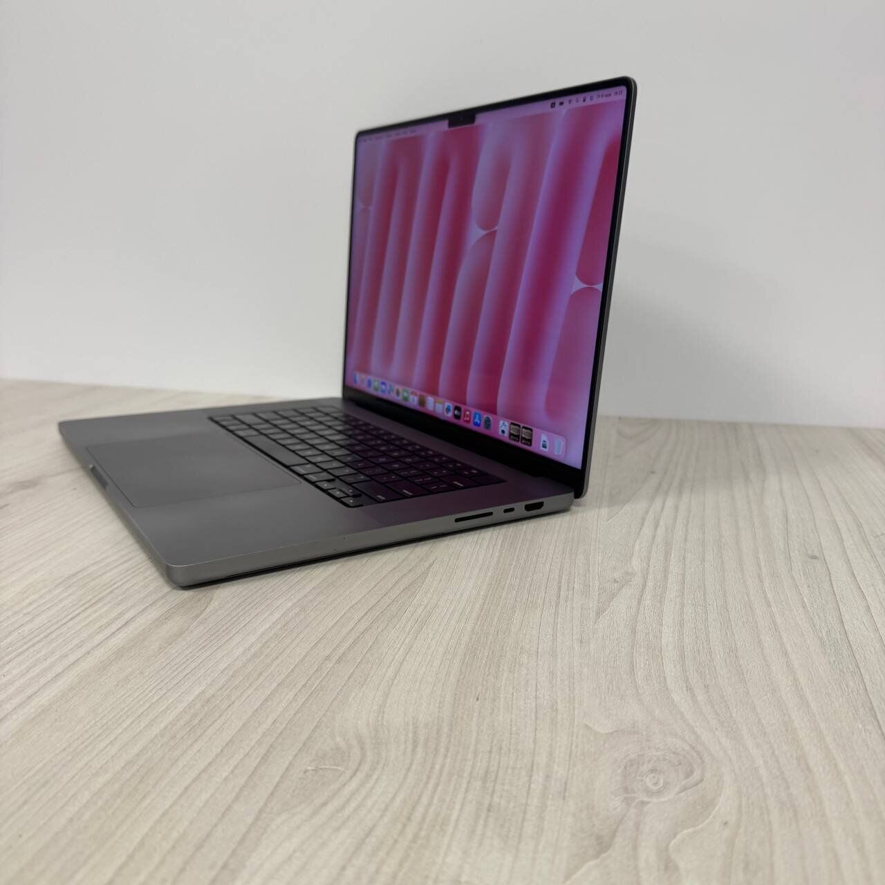 Ультрабук Apple MacBook Pro 16 2021 A2485 / 16.2" (3456x2234) IPS / Apple M1 Pro (10 ядер по 3.2 GHz) / 16 GB DDR5 / 1000 GB SSD / Apple M1 Pro Graphics / WebCam / MacOS - Зображення 5