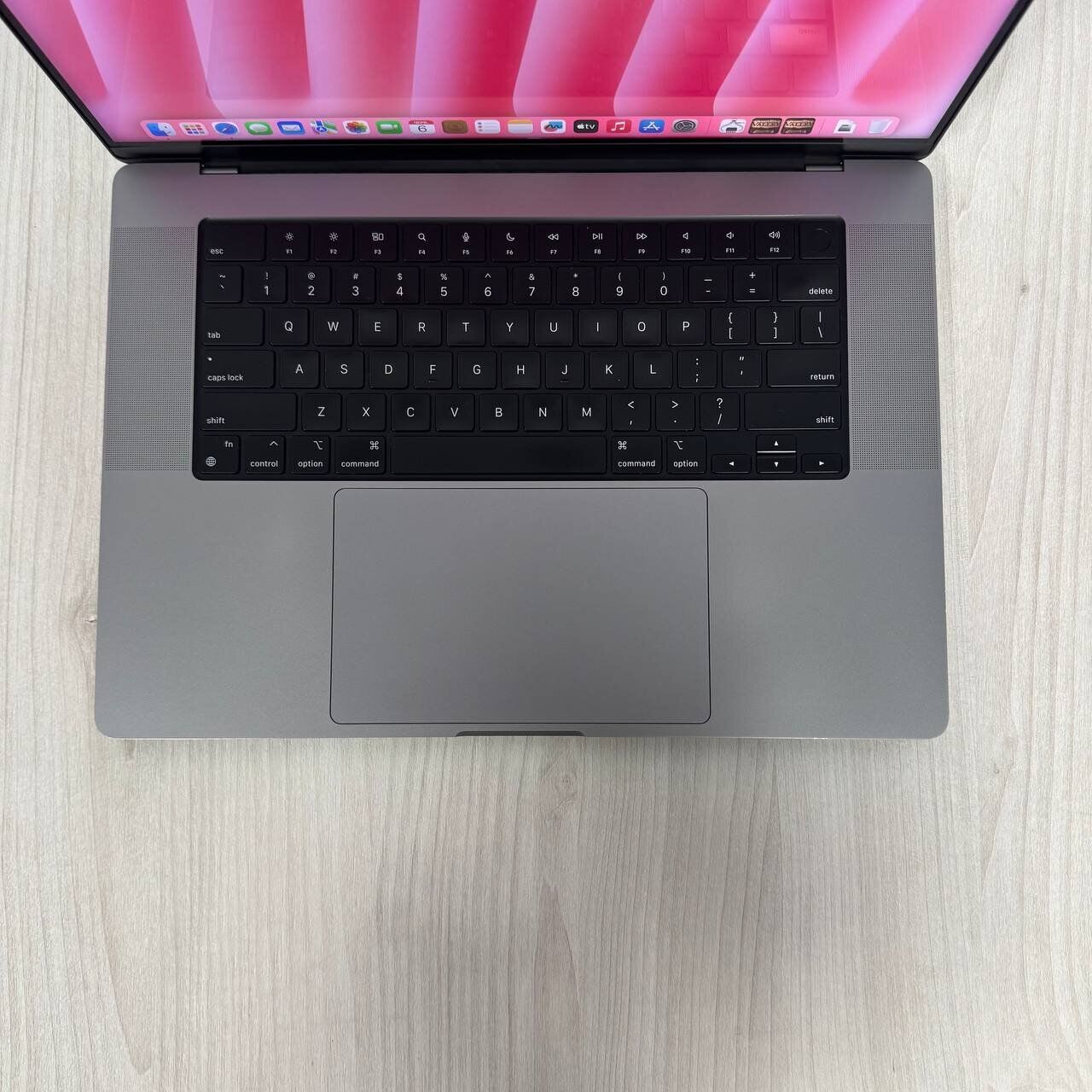 Ультрабук Apple MacBook Pro 16 2021 A2485 / 16.2" (3456x2234) IPS / Apple M1 Pro (10 ядер по 3.2 GHz) / 16 GB DDR5 / 1000 GB SSD / Apple M1 Pro Graphics / WebCam / MacOS - Зображення 7