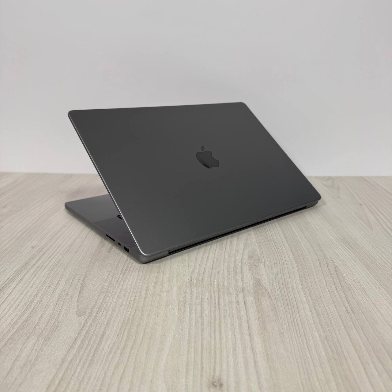 Ультрабук Apple MacBook Pro 16 2021 A2485 / 16.2" (3456x2234) IPS / Apple M1 Pro (10 ядер по 3.2 GHz) / 16 GB DDR5 / 1000 GB SSD / Apple M1 Pro Graphics / WebCam / MacOS - Зображення 6