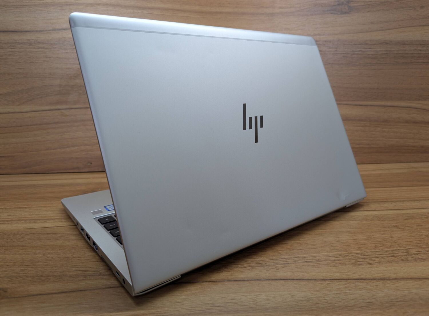 Ультрабук Б-клас HP EliteBook 840 G5 / 14" (1920x1080) IPS / Intel Core i5-8350U (4 (8) ядра по 1.7 - 3.6 GHz) / 8 GB DDR4 / 256 GB SSD / Intel UHD Graphics 620 / WebCam / Fingerprint / Windows 10 - Зображення 3