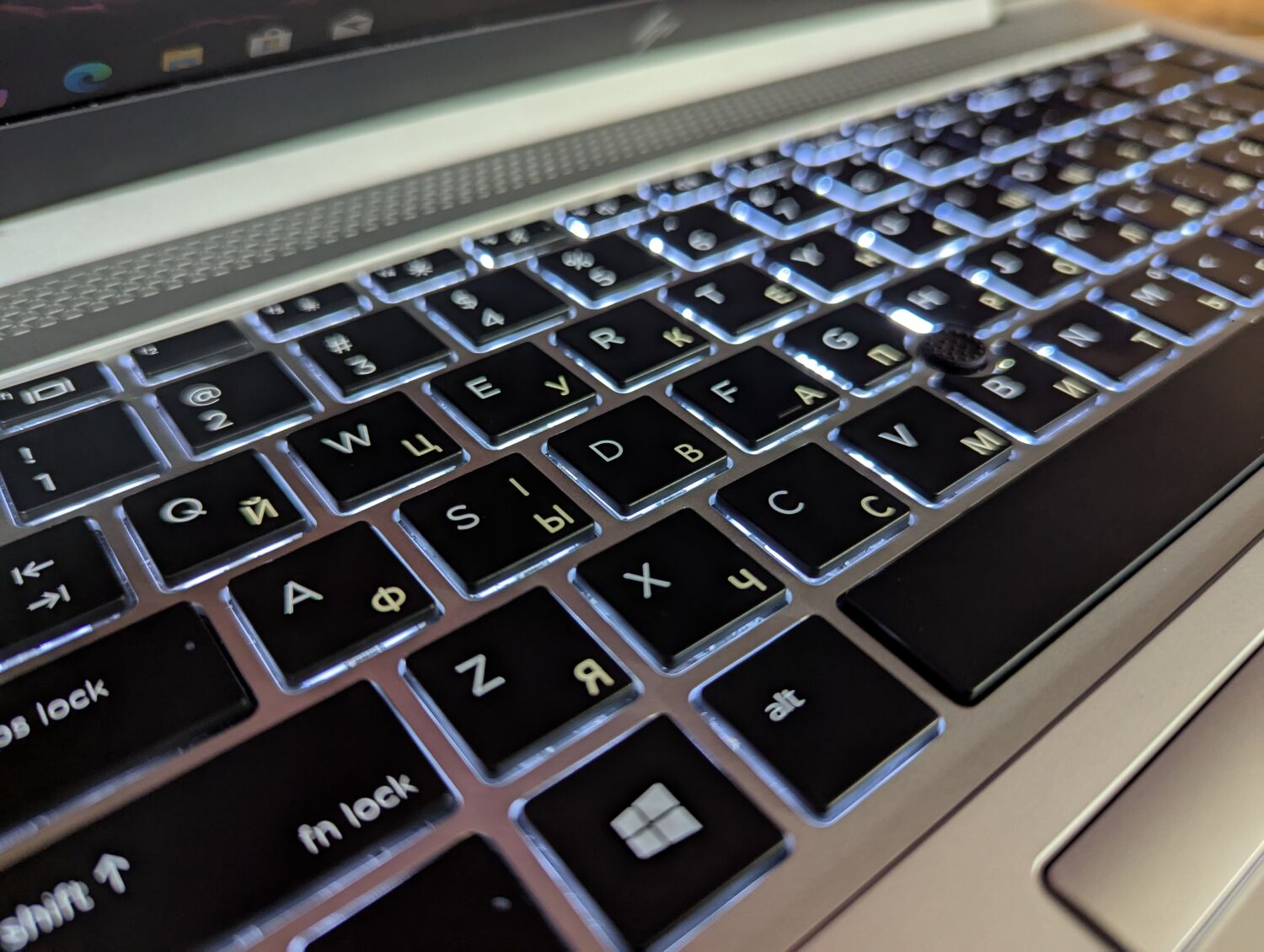 Ультрабук Б-клас HP EliteBook 840 G5 / 14" (1920x1080) IPS / Intel Core i5-8350U (4 (8) ядра по 1.7 - 3.6 GHz) / 8 GB DDR4 / 256 GB SSD / Intel UHD Graphics 620 / WebCam / Fingerprint / Windows 10 - Зображення 7