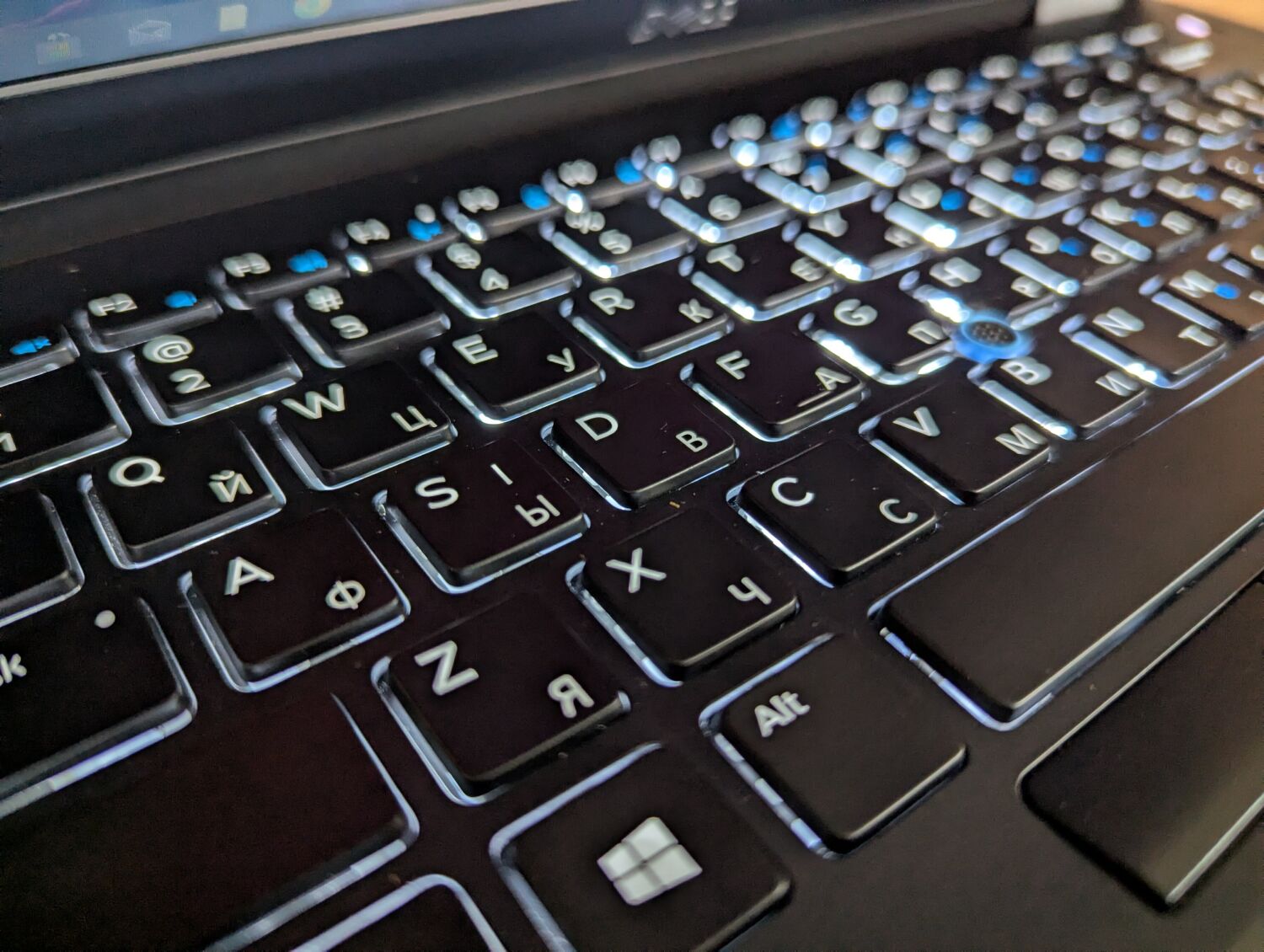 Ультрабук Dell Latitude E7470 / 14" (1600x900) TN / Intel Core i5-6300U (2 (4) ядра по 2.4 - 3.0 GHz) / 8 GB DDR4 / 240 GB SSD / Intel HD Graphics 520 / HDMI / WebCam / Windows 10 - Зображення 6