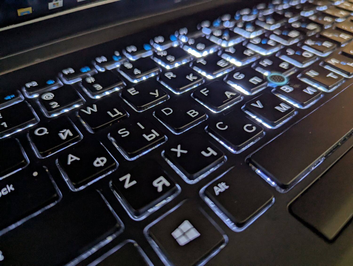 Ультрабук Dell Latitude E7470 / 14" (1920x1080) IPS / Intel Core i7-6600U (2 (4) ядра по 2.6 - 3.4 GHz) / 8 GB DDR4 / 256 GB SSD / Intel HD Graphics 520 / HDMI / WebCam / Windows 10 - Зображення 6