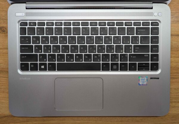 Ультрабук HP EliteBook Folio 1040 G3 / 14" (1920x1080) IPS / Intel Core i5-6200U (2 (4) ядра по 2.3 - 2.8 GHz) / 8 GB DDR4 / 256 GB SSD / Intel HD Graphics 520 / WebCam / Fingerprint / Windows 10 - Зображення 3