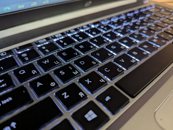 Ультрабук HP EliteBook Folio 1040 G3 / 14" (1920x1080) IPS / Intel Core i5-6200U (2 (4) ядра по 2.3 - 2.8 GHz) / 8 GB DDR4 / 256 GB SSD / Intel HD Graphics 520 / WebCam / Fingerprint / Windows 10 - Зображення 6