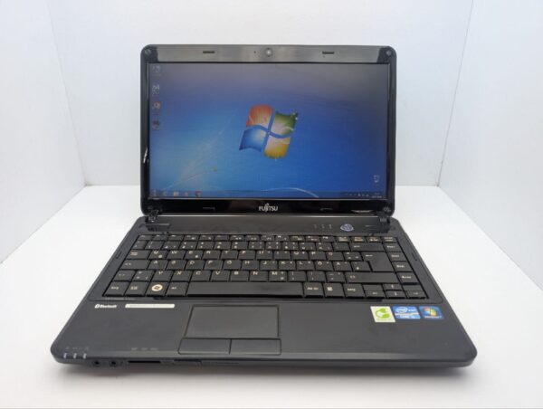 Ноутбук Fujitsu LifeBook LH531 / 14" (1366x768) TN / Intel Core i5-2430M (2 (4) ядра по 2.4 - 3.0 GHz) / 6 GB DDR3 / 500 GB HDD / Intel HD Graphics 3000 / WebCam / DVD-ROM - Зображення 2