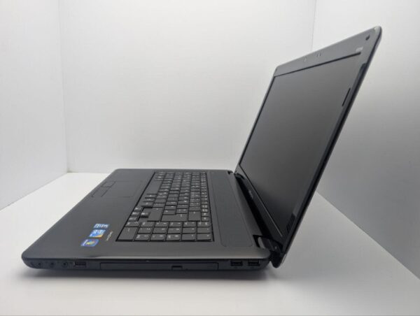 Ноутбук Medion Akoya E7216 / 17.3" (1600x900) TN / Intel Core i3-380M (2 (4) ядра по 2.53 GHz) / 6 GB DDR3 / 320 GB HDD / Intel HD Graphics / WebCam / АКБ не тримає - Зображення 5