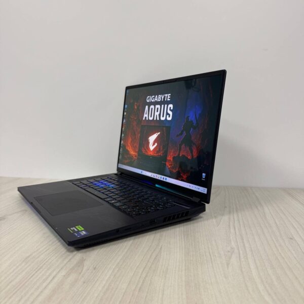 Ігровий ноутбук Б-клас Gigabyte Aorus Master 16 BZH / 16" (2560x1600) IPS / Intel Core Ultra 9 275HX (24 ядра по 2.1 - 5.4 GHz) / 32 GB DDR5 / 2000 GB SSD NVMe / nVidia GeForce RTX 5090, 24 GB GDDR7, 256-bit / WebCam - Зображення 5