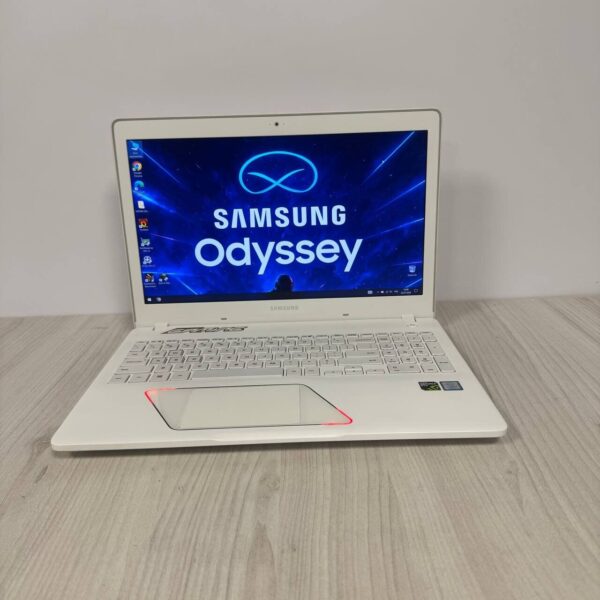 Ігровий ноутбук Samsung Odyssey NP800G5H-X02US White / 15.6" (1920x1080) IPS / Intel Core i7-7700HQ (4 (8) ядра по 2.8 - 3.8 GHz) / 8 GB DDR4 / 256 GB SSD NVMe / nVidia GeForce GTX 1050, 4 GB GDDR5, 128-bit / WebCam - Зображення 2