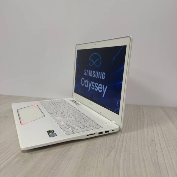 Ігровий ноутбук Samsung Odyssey NP800G5H-X02US White / 15.6" (1920x1080) IPS / Intel Core i7-7700HQ (4 (8) ядра по 2.8 - 3.8 GHz) / 8 GB DDR4 / 256 GB SSD NVMe / nVidia GeForce GTX 1050, 4 GB GDDR5, 128-bit / WebCam - Зображення 5