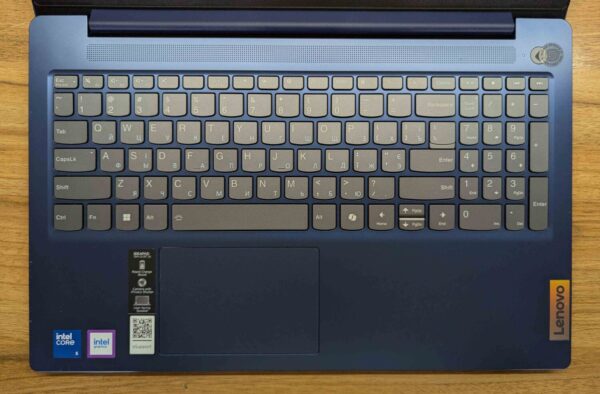 Ультрабук Б-клас Lenovo IdeaPad Slim3 15IRU9 / 15.6" (1920x1080) IPS / Intel Core 5-120U (10 (12) ядер по 1.4 - 5.0 GHz) / 16 GB DDR5 / 1000 GB SSD / Intel Graphics / WebCam / Windows 11 - Зображення 4